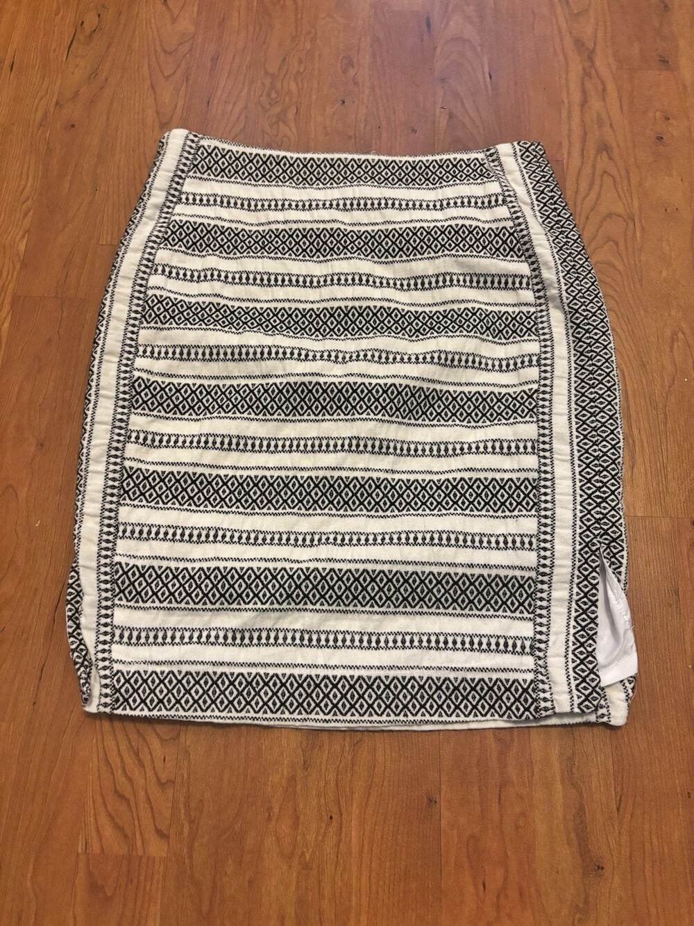 LOFT outlet Unique Pencil Skirt Black & White Embroidered Size 8P